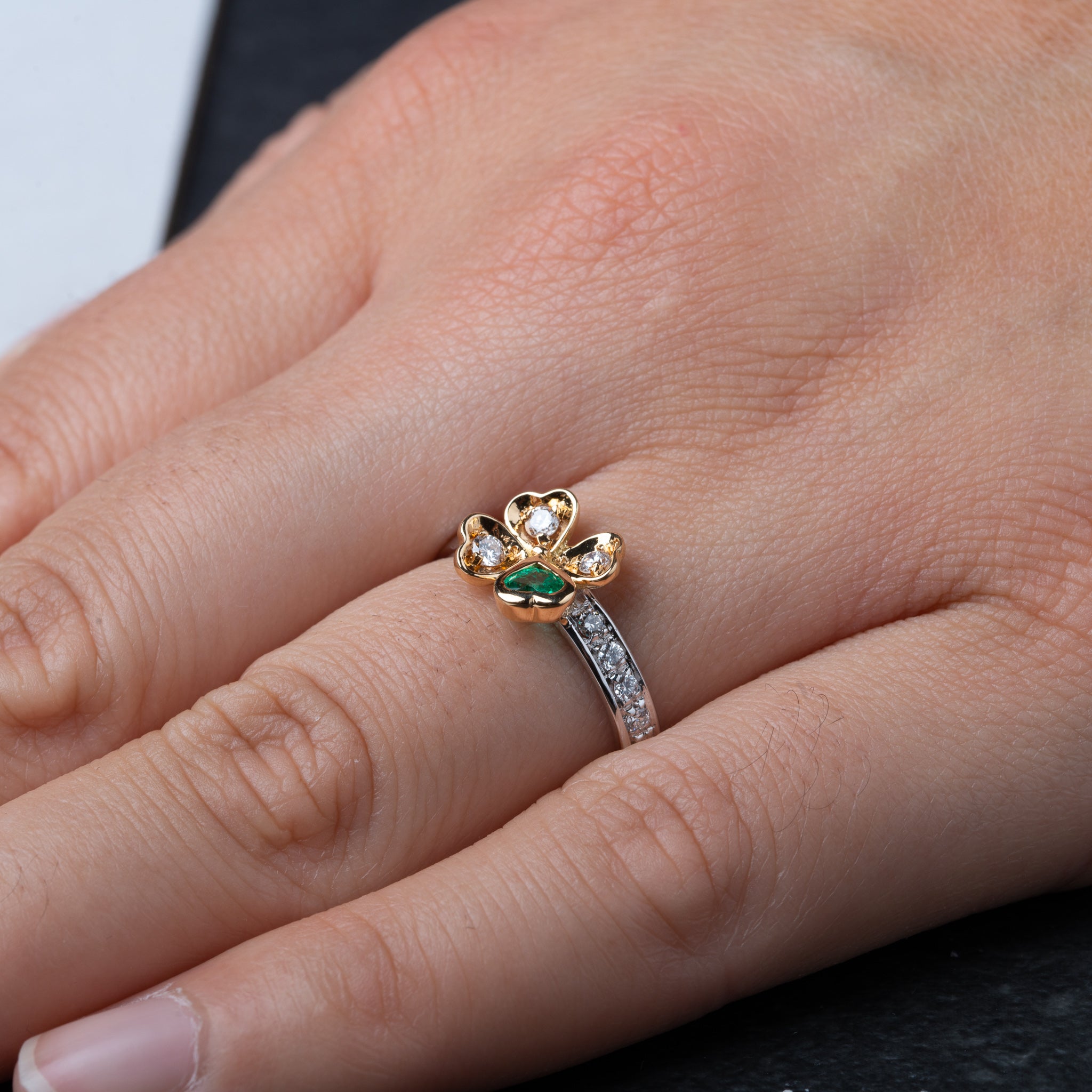 2000's Modern Emerald Diamond Clover Ring - LUXORIA VITA