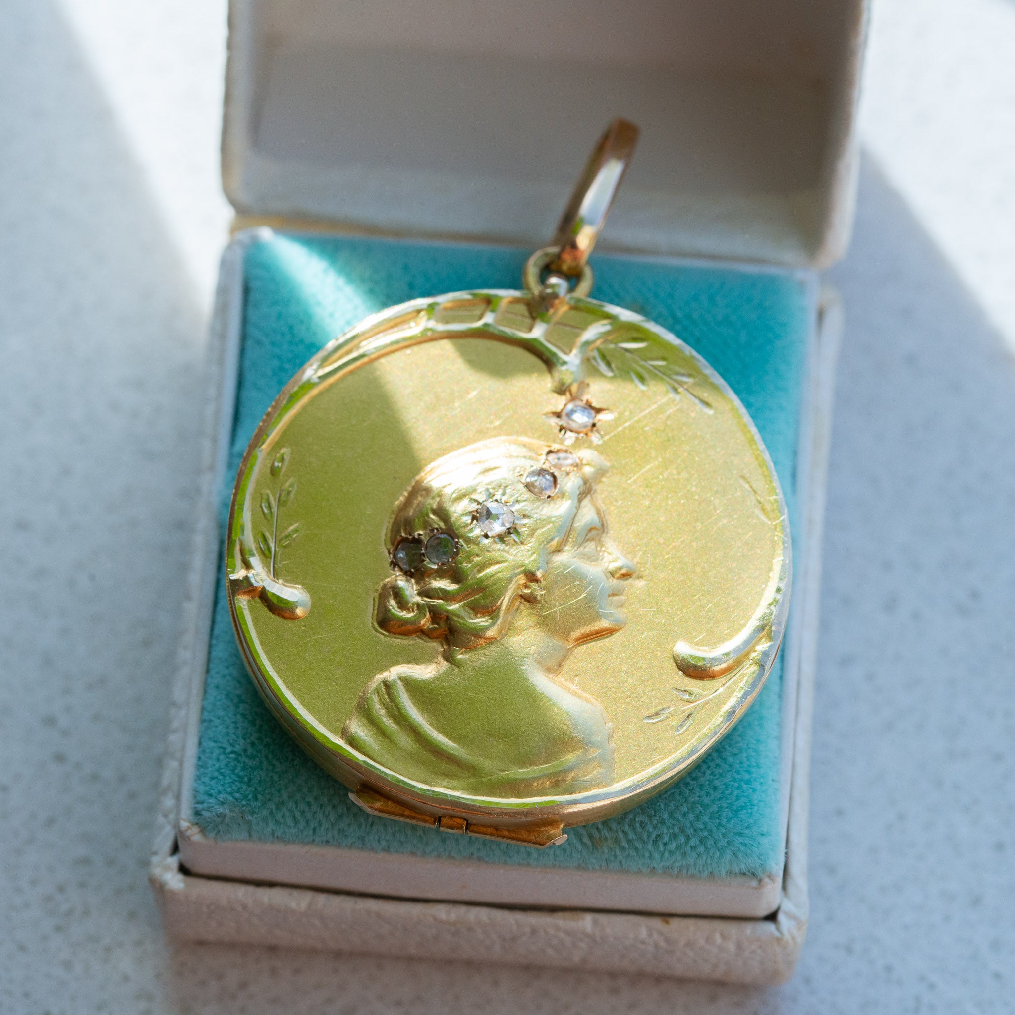 Art Nouveau High Carat Lady Locket - LUXORIA VITA